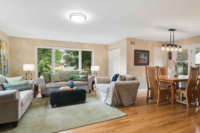 501 N Douglas Avenue, Arlington Heights, IL 60004