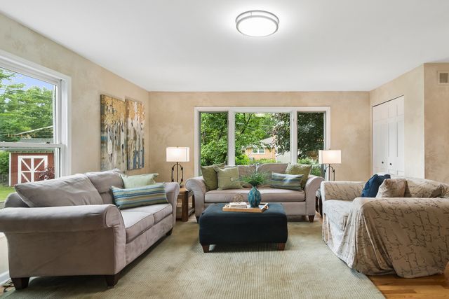 501 N Douglas Avenue, Arlington Heights, IL 60004