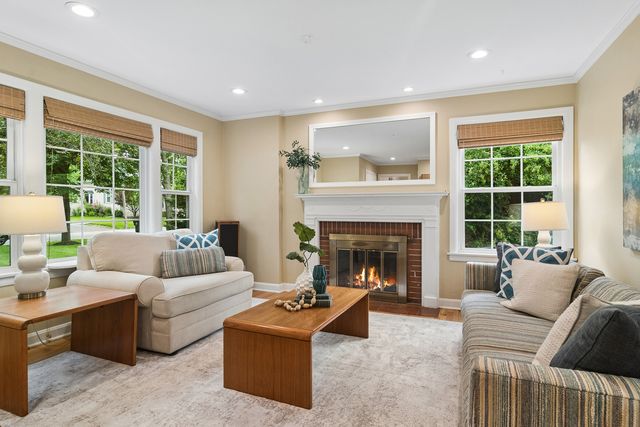 501 N Douglas Avenue, Arlington Heights, IL 60004