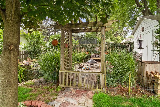 501 N Douglas Avenue, Arlington Heights, IL 60004