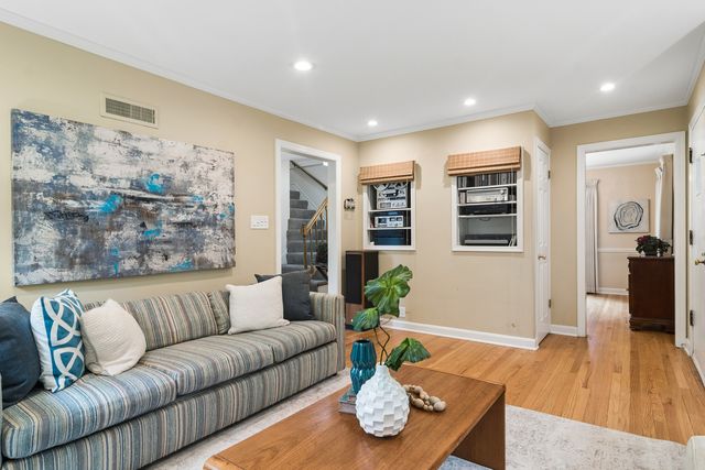 501 N Douglas Avenue, Arlington Heights, IL 60004