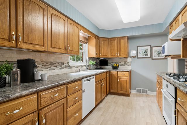 501 N Douglas Avenue, Arlington Heights, IL 60004