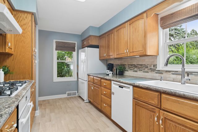 501 N Douglas Avenue, Arlington Heights, IL 60004