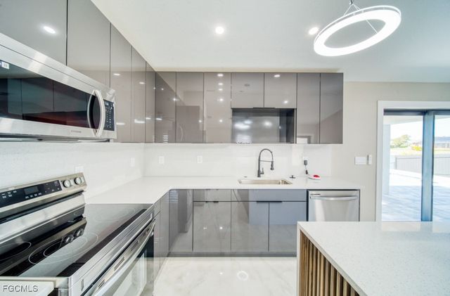 2014 NW 17th AVE, Cape Coral, FL 33993