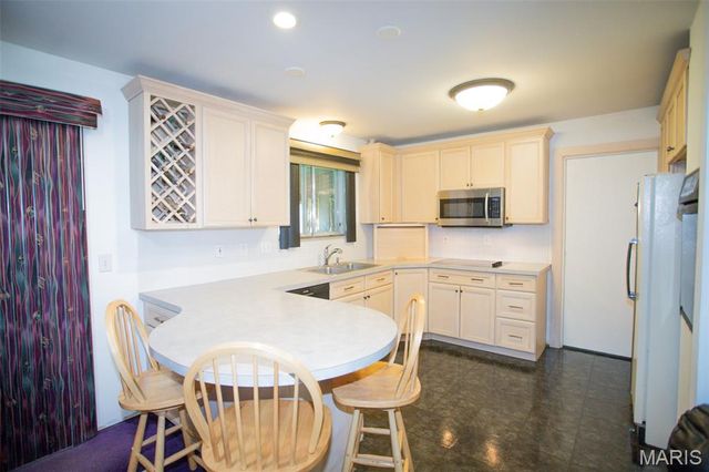 2423 Chaucer Avenue, Overland, MO 63114