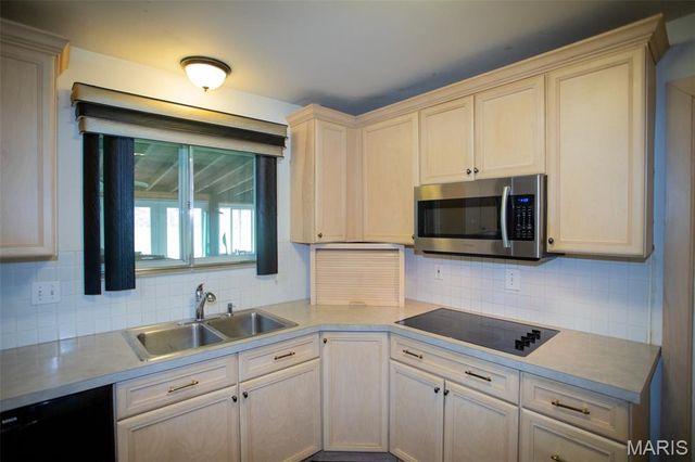 2423 Chaucer Avenue, Overland, MO 63114