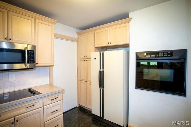 2423 Chaucer Avenue, Overland, MO 63114