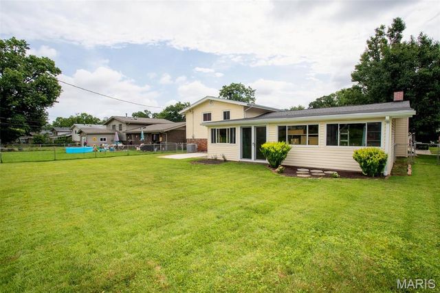 2423 Chaucer Avenue, Overland, MO 63114