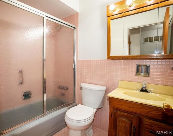 2423 Chaucer Avenue, Overland, MO 63114