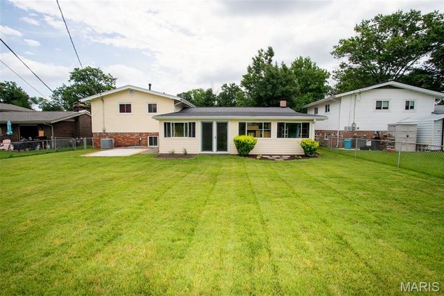 2423 Chaucer Avenue, Overland, MO 63114