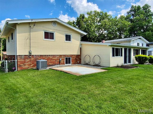 2423 Chaucer Avenue, Overland, MO 63114