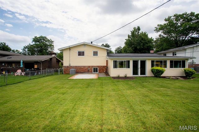 2423 Chaucer Avenue, Overland, MO 63114