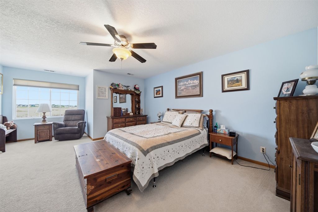 Image 7 of property listing at 2713 NW Heritage Avenue, Ankeny, IA 50023
