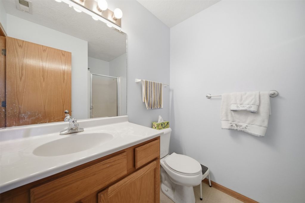 Image 9 of property listing at 2713 NW Heritage Avenue, Ankeny, IA 50023