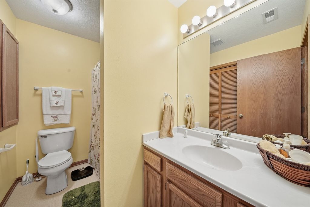 Image 12 of property listing at 2713 NW Heritage Avenue, Ankeny, IA 50023