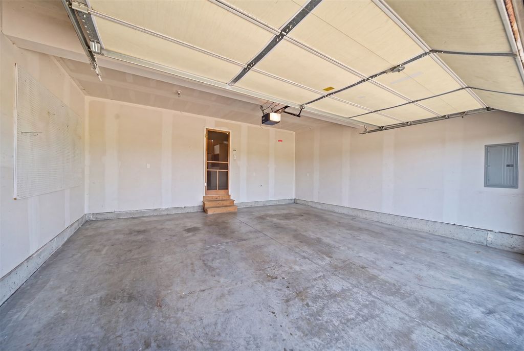 Image 16 of property listing at 2713 NW Heritage Avenue, Ankeny, IA 50023