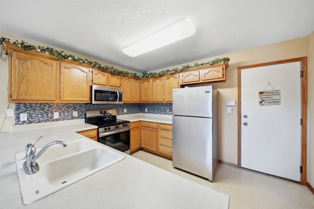 Image 3 of property listing at 2713 NW Heritage Avenue, Ankeny, IA 50023