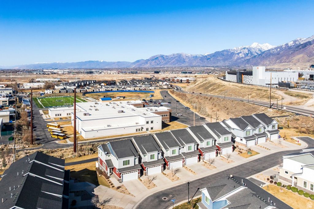 Image 17 of property listing at 688 W GALLANT DR, Bluffdale, UT 84065