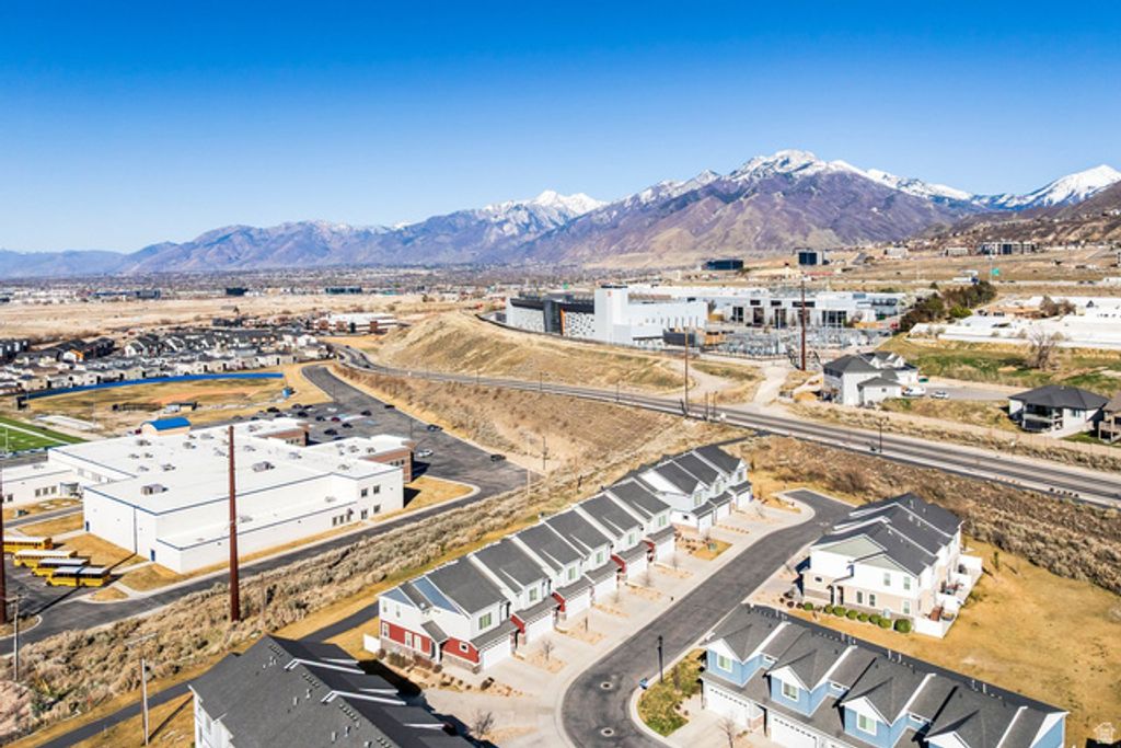 Image 18 of property listing at 688 W GALLANT DR, Bluffdale, UT 84065