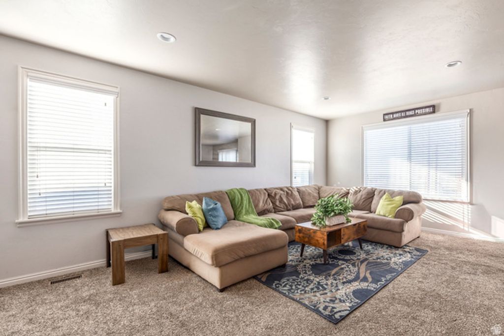 Image 4 of property listing at 688 W GALLANT DR, Bluffdale, UT 84065