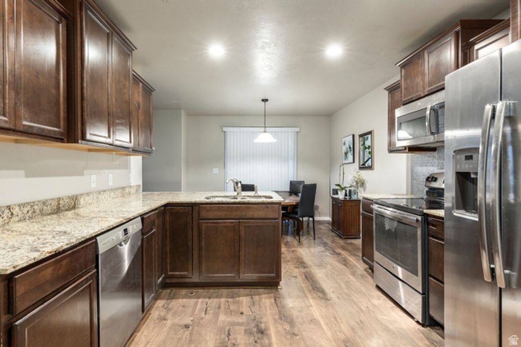 Image 7 of property listing at 688 W GALLANT DR, Bluffdale, UT 84065