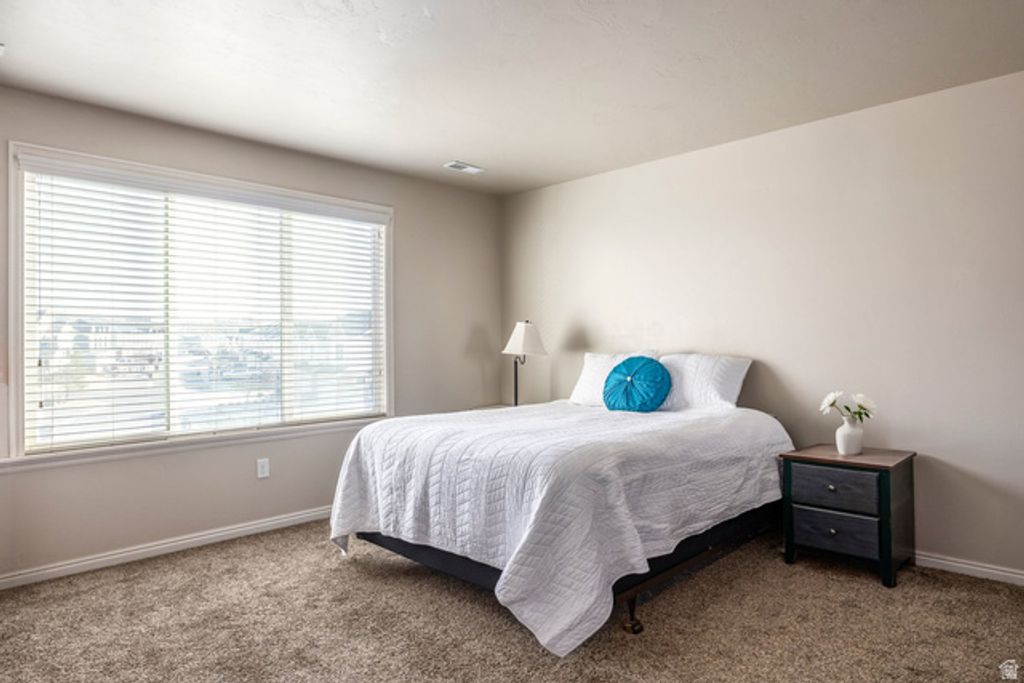 Image 9 of property listing at 688 W GALLANT DR, Bluffdale, UT 84065