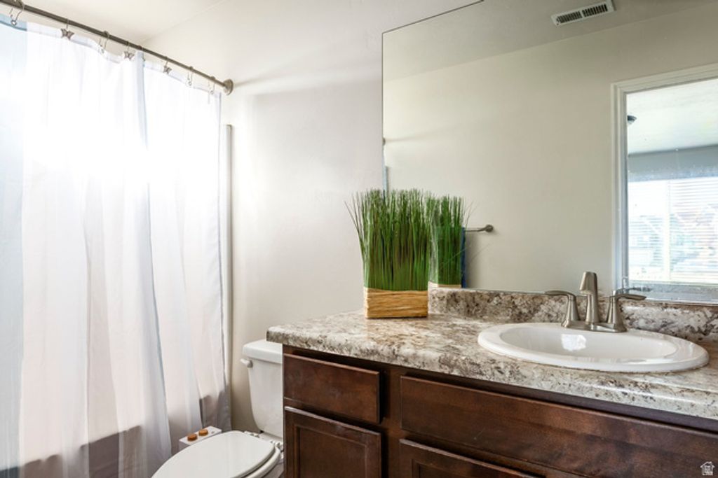 Image 10 of property listing at 688 W GALLANT DR, Bluffdale, UT 84065