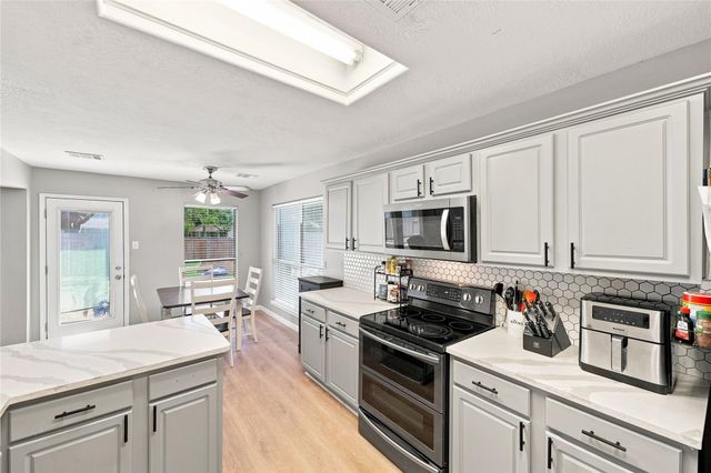217 Fox Springs Court, Dickinson, TX 77539
