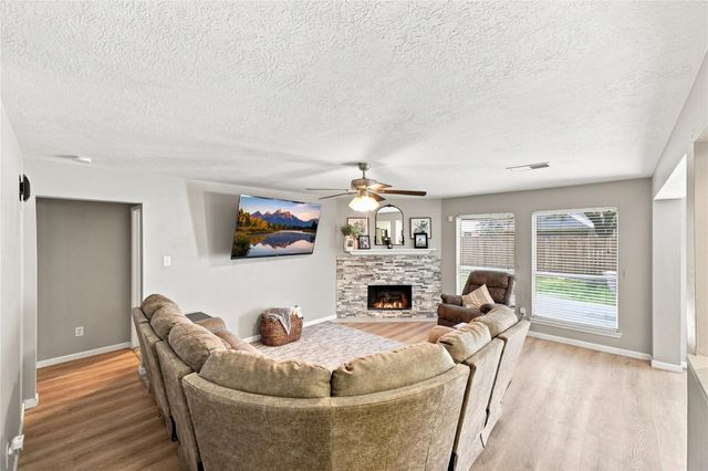217 Fox Springs Court, Dickinson, TX 77539