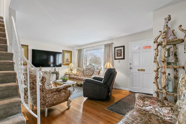 573 Shorely Drive, Barrington, IL 60010