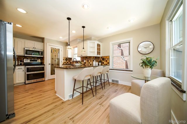 8076 Winona Avenue, Allen Park, MI 48101