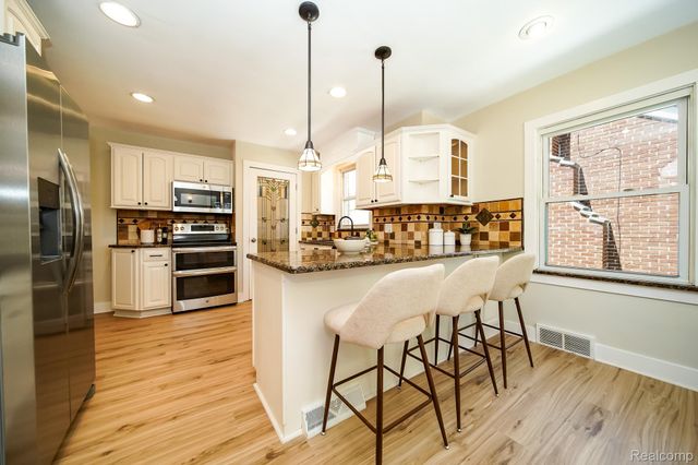 8076 Winona Avenue, Allen Park, MI 48101