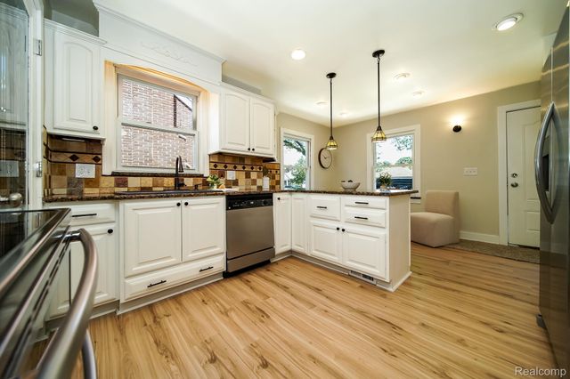 8076 Winona Avenue, Allen Park, MI 48101