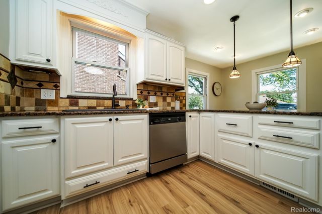 8076 Winona Avenue, Allen Park, MI 48101
