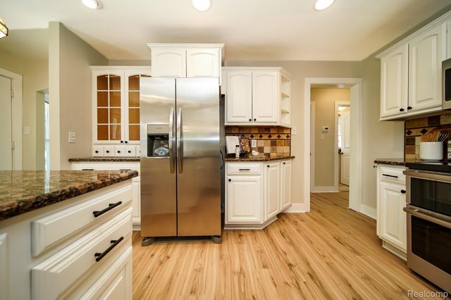 8076 Winona Avenue, Allen Park, MI 48101
