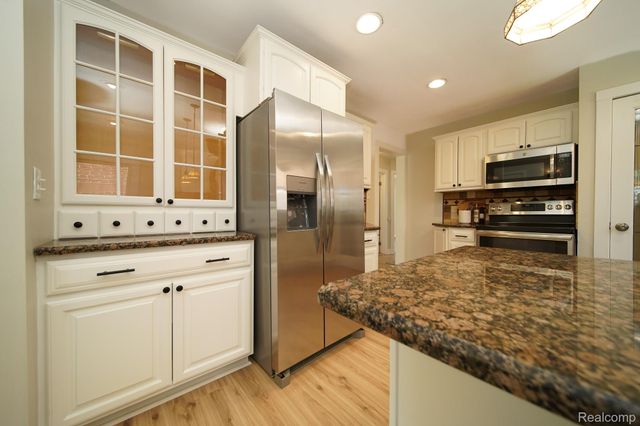 8076 Winona Avenue, Allen Park, MI 48101