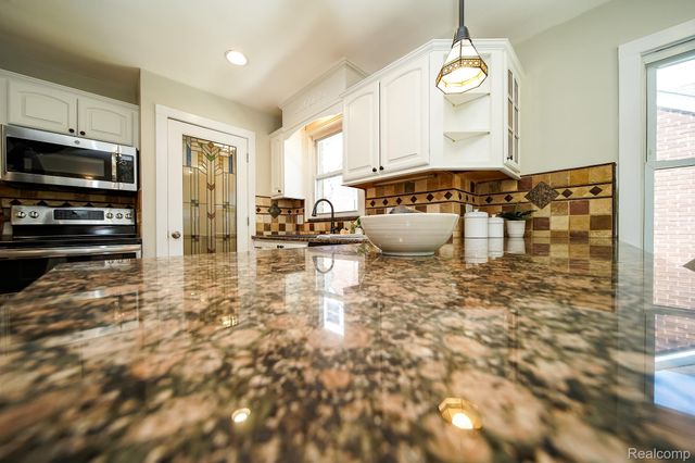 8076 Winona Avenue, Allen Park, MI 48101