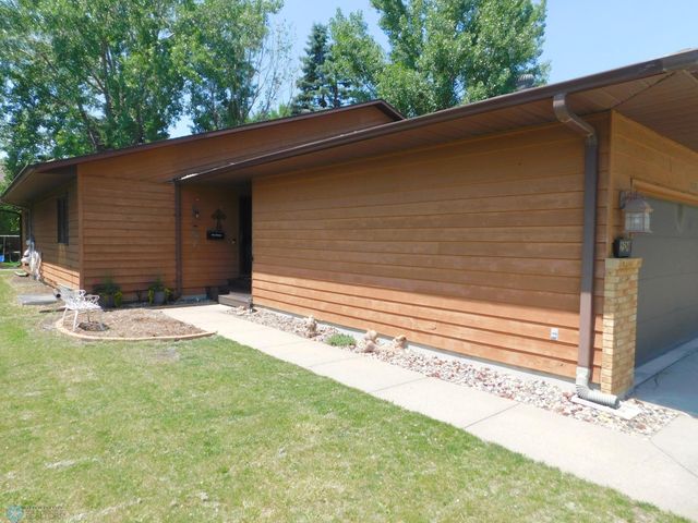 2524 25th Avenue S, Fargo, ND 58103