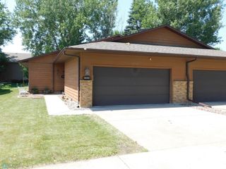2524 25th Avenue S, Fargo, ND 58103