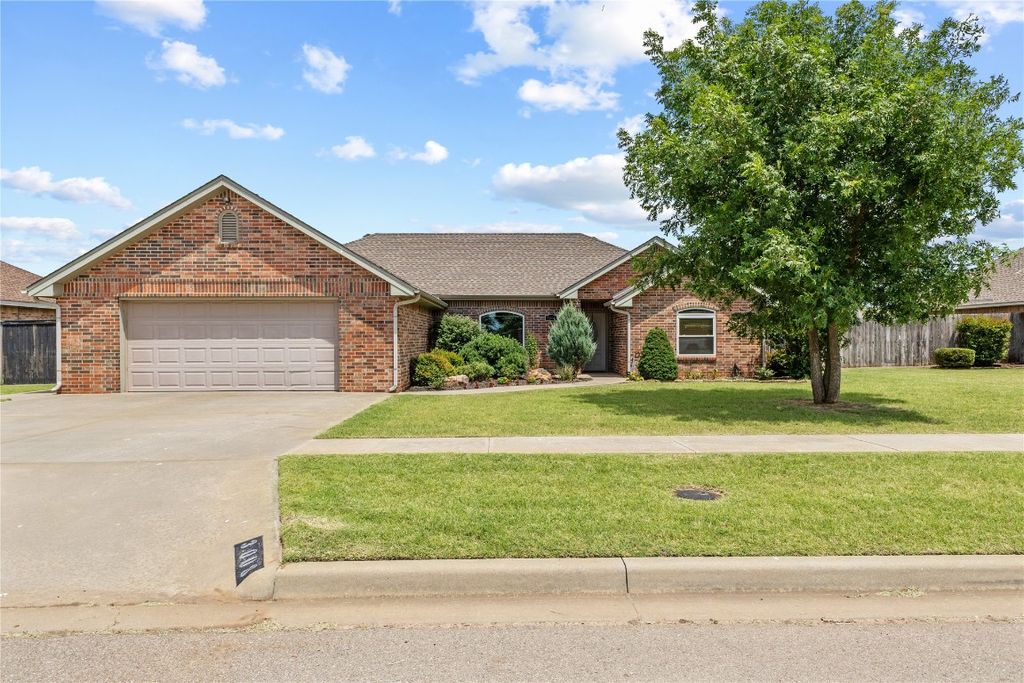 3008 Fairway Drive, Weatherford, OK 73096