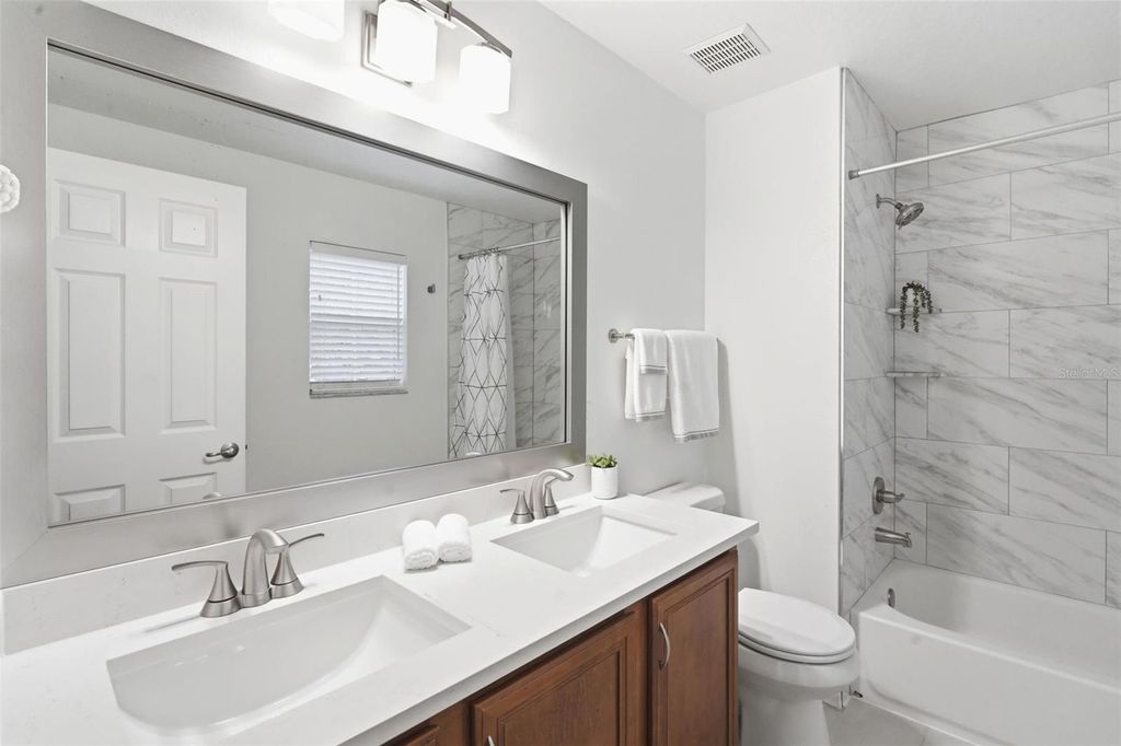 Image 15 of property listing at 13020 AUBURN COVE LANE, Orlando, FL 32828