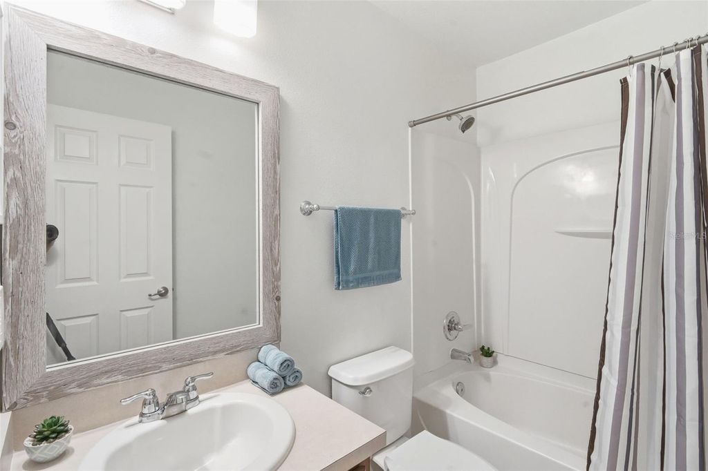 Image 20 of property listing at 13020 AUBURN COVE LANE, Orlando, FL 32828