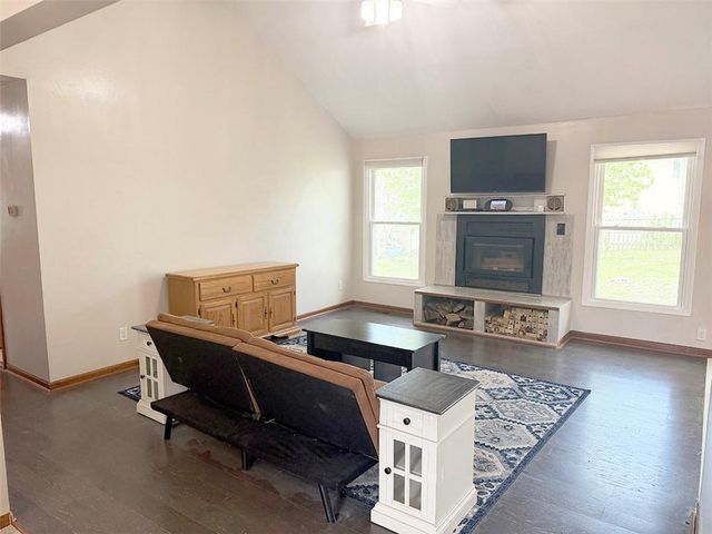 404 39th Street, Blue Springs, MO 64015
