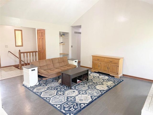 404 39th Street, Blue Springs, MO 64015