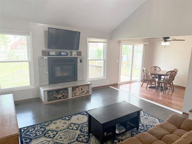 404 39th Street, Blue Springs, MO 64015
