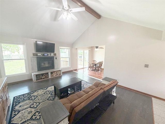 404 39th Street, Blue Springs, MO 64015