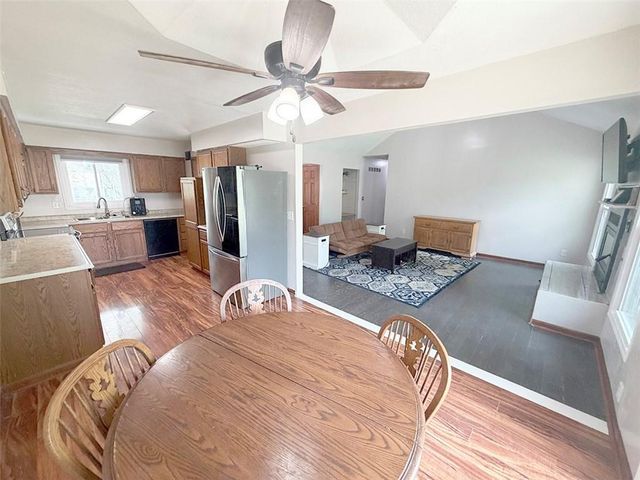 404 39th Street, Blue Springs, MO 64015