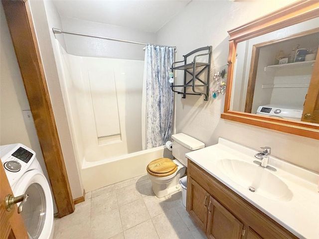 404 39th Street, Blue Springs, MO 64015
