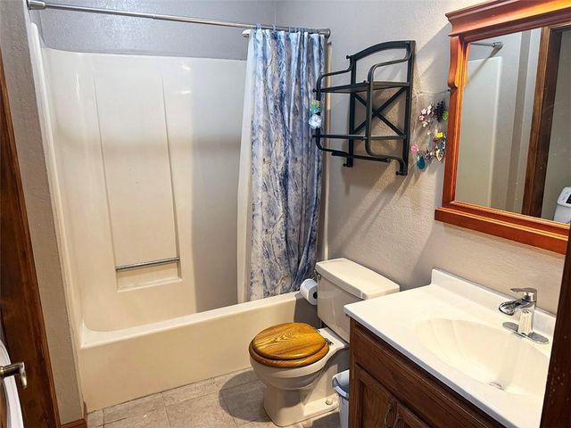 404 39th Street, Blue Springs, MO 64015