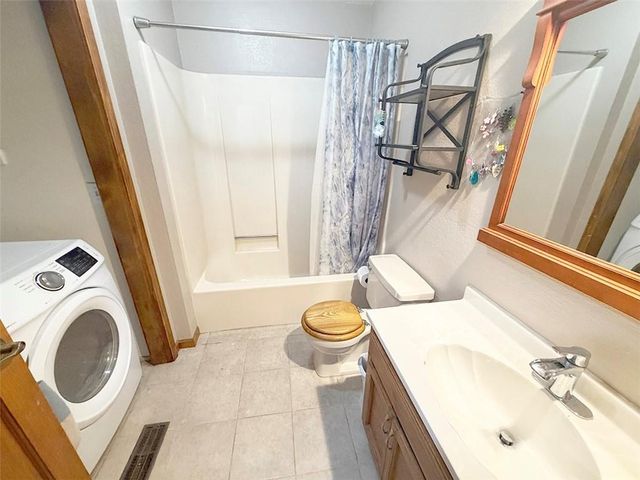 404 39th Street, Blue Springs, MO 64015